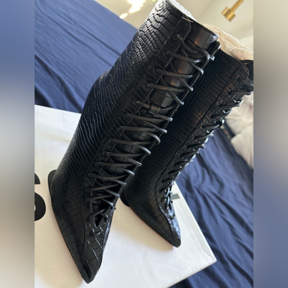Schutz size 61/2 brand new